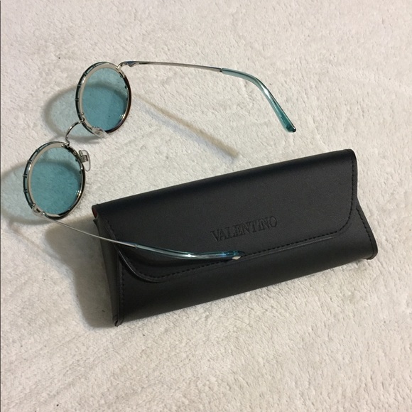 😎 Authentic Valentino sunglases 😎 - Picture 8 of 8